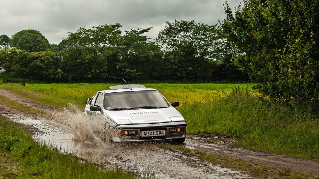 Peter Carlsson, Ølstykke og Michael Lauritsen, Slangerup, kørte deres Talbot Matra Murena 2,2 til den tredje sejr af tre mulige i år i Touring-klassen, så de fører nu sikkert i kampen om Danmarksmesterskabet
(Foto: rallypics.dk / Viggo Johansen)